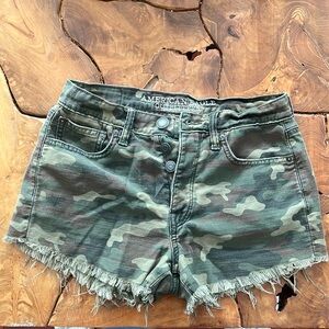 Camo American Eagle Vintage Hi-Rise shorts